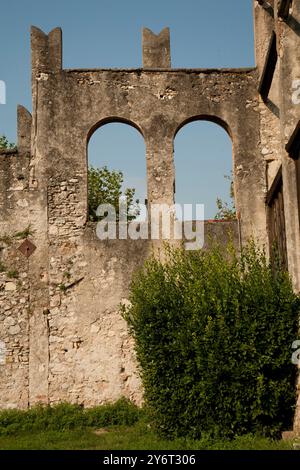 Schloss Torri del Benaco von Scaligeri und Gassen des alten Fischerdorfes. Provinz Verona, Gardasee, Venetien, Italien Stockfoto