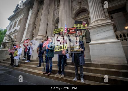 USA. September 2024. Am 26. September 2024 versammelten sich Mitglieder der Aktivistengruppe Rise and Resistance und Verbündete vor dem Berufungsgericht, First Judicial Department in Manhattan, wo Donald Trump gegen das 454.000.000-Dollar-Urteil in dem Fall des zivilen Betrugs Berufung einlegt, in dem Trump und sein Unternehmen die Werte ihrer Immobilien aufgebläht haben, um günstigere Geschäftsabschlüsse zu erzielen und ein höheres Nettovermögen für Trump widerzuspiegeln. (Foto: Erik McGregor/SIPA USA) Credit: SIPA USA/Alamy Live News Stockfoto