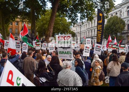 London, Großbritannien. September 2024. Demonstranten versammeln sich vor der Downing Street und rufen die britische Regierung auf, die Bewaffnung Israels einzustellen, während Israel den Libanon angreift und seinen Krieg in Gaza fortsetzt. Quelle: Vuk Valcic/Alamy Live News Stockfoto