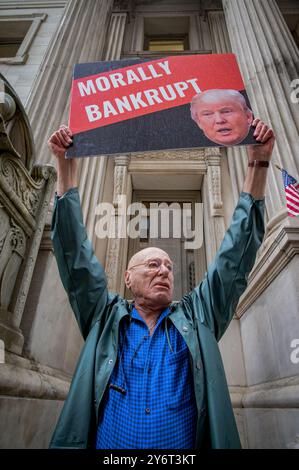 USA. September 2024. Am 26. September 2024 versammelten sich Mitglieder der Aktivistengruppe Rise and Resistance und Verbündete vor dem Berufungsgericht, First Judicial Department in Manhattan, wo Donald Trump gegen das 454.000.000-Dollar-Urteil in dem Fall des zivilen Betrugs Berufung einlegt, in dem Trump und sein Unternehmen die Werte ihrer Immobilien aufgebläht haben, um günstigere Geschäftsabschlüsse zu erzielen und ein höheres Nettovermögen für Trump widerzuspiegeln. (Foto: Erik McGregor/SIPA USA) Credit: SIPA USA/Alamy Live News Stockfoto