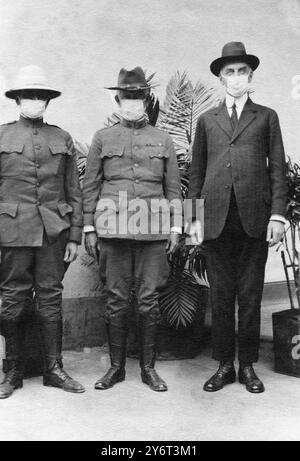 Gesundheitsbeamte tragen Masken, um 1918 Stockfoto