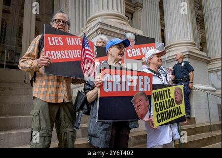 USA. September 2024. Am 26. September 2024 versammelten sich Mitglieder der Aktivistengruppe Rise and Resistance und Verbündete vor dem Berufungsgericht, First Judicial Department in Manhattan, wo Donald Trump gegen das 454.000.000-Dollar-Urteil in dem Fall des zivilen Betrugs Berufung einlegt, in dem Trump und sein Unternehmen die Werte ihrer Immobilien aufgebläht haben, um günstigere Geschäftsabschlüsse zu erzielen und ein höheres Nettovermögen für Trump widerzuspiegeln. (Foto: Erik McGregor/SIPA USA) Credit: SIPA USA/Alamy Live News Stockfoto