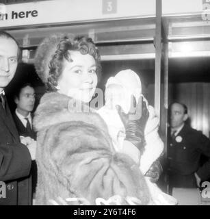 SCHAUSPIELERIN JOAN PLOWRIGHT MIT SOHN RICHARD / 12. JANUAR 1962 Stockfoto