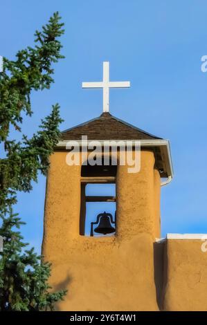 Weiße Kreuze auf der historischen Mission in Taos, New Mexico Stockfoto