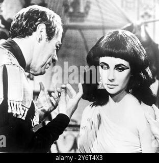 REX HARRISON MIT ELIZABETH TAYLOR FÜR CLEOPATRA / 9. JANUAR 1962 Stockfoto