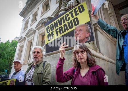 USA. September 2024. Am 26. September 2024 versammelten sich Mitglieder der Aktivistengruppe Rise and Resistance und Verbündete vor dem Berufungsgericht, First Judicial Department in Manhattan, wo Donald Trump gegen das 454.000.000-Dollar-Urteil in dem Fall des zivilen Betrugs Berufung einlegt, in dem Trump und sein Unternehmen die Werte ihrer Immobilien aufgebläht haben, um günstigere Geschäftsabschlüsse zu erzielen und ein höheres Nettovermögen für Trump widerzuspiegeln. (Foto: Erik McGregor/SIPA USA) Credit: SIPA USA/Alamy Live News Stockfoto