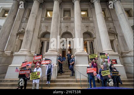 USA. September 2024. Am 26. September 2024 versammelten sich Mitglieder der Aktivistengruppe Rise and Resistance und Verbündete vor dem Berufungsgericht, First Judicial Department in Manhattan, wo Donald Trump gegen das 454.000.000-Dollar-Urteil in dem Fall des zivilen Betrugs Berufung einlegt, in dem Trump und sein Unternehmen die Werte ihrer Immobilien aufgebläht haben, um günstigere Geschäftsabschlüsse zu erzielen und ein höheres Nettovermögen für Trump widerzuspiegeln. (Foto: Erik McGregor/SIPA USA) Credit: SIPA USA/Alamy Live News Stockfoto