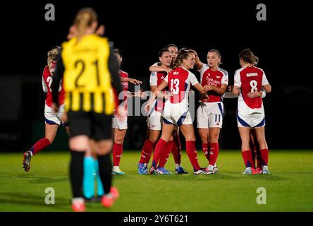 Arsenals Lia Walti (13) feiert mit ihren Teamkollegen, nachdem sie das erste Tor ihrer Mannschaft in der UEFA Women's Champions League, in der Qualifikation in der zweiten Runde, im zweiten Leg-Spiel im Mangata Pay UK Stadium in Borehamwood erzielt hat. Bilddatum: Donnerstag, 26. September 2024. Stockfoto