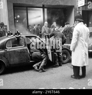 FEUERWEHRLEUTE DER KANZLEI BEKÄMPFEN FEUER AM 5. JANUAR 1962 Stockfoto