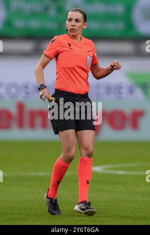 Wolfsburg, Deutschland. September 2024. v.li.: FIFA Schiedsrichterin Stephanie Frappart (Frankreich), 25.09.2024, Wolfsburg (Deutschland), Fussball, UEFA Women's Champions League, VfL Wolfsburg - AC Florenz Credit: dpa/Alamy Live News Stockfoto