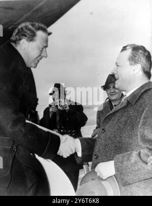 HUGH GAITSKELL MIT WEST-BERLINER BÜRGERMEISTER WILLY BRANDT AM WEST-BERLIN-FLUGHAFEN / 3. JANUAR 1962 Stockfoto