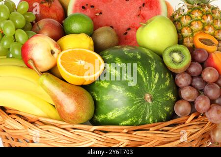 Viele verschiedene frische Früchte im Korb, Nahaufnahme Stockfoto