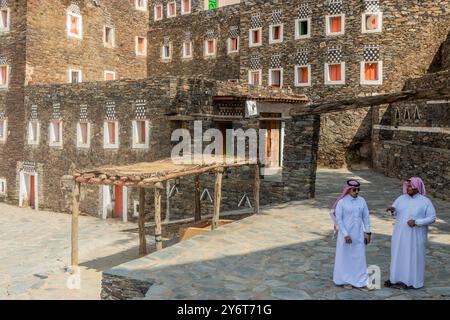 RIJAL ALMA, SAUDI-ARABIEN - 20. NOVEMBER 2021: Einheimische Männer im alten Dorf Rijal Alma, Saudi-Arabien Stockfoto