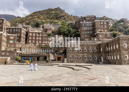 RIJAL ALMA, SAUDI-ARABIEN - 20. NOVEMBER 2021: Einheimische Männer im alten Dorf Rijal Alma, Saudi-Arabien Stockfoto