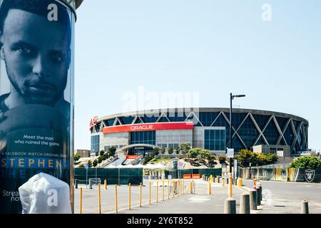 Stephen Curry Schild vor der Oracle Arena von einem leeren Parkplatz | Oakland, Kalifornien 2019 Stockfoto