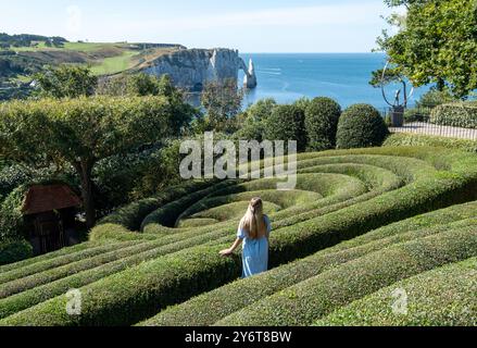 Gärten von Etratat, mit Hecken in der Form. Das Hotel liegt auf der Klippe mit Blick auf die Felsformation Porte d'Aval in der Normandie, Nordfrankreich. Stockfoto