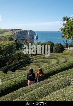 Gärten von Etratat, mit Hecken in der Form. Das Hotel liegt auf der Klippe mit Blick auf die Felsformation Porte d'Aval in der Normandie, Nordfrankreich. Stockfoto