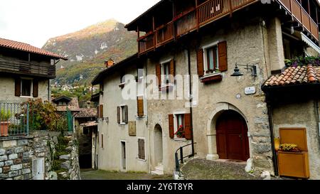 Dorf Tenna. Herbstlandschaft. Provinz Trient. Trentino Südtirol, Italien Stockfoto