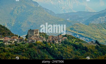 Dorf Tenna. Herbstlandschaft. Provinz Trient. Trentino Südtirol, Italien Stockfoto