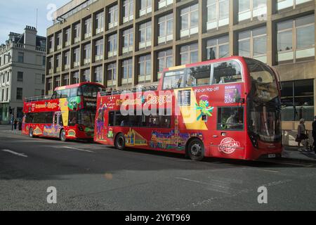 Glasgow, Schottland, September 2024, Besucher können die offiziellen roten Reisebusse für eine Tour durch die Stadt nutzen Stockfoto