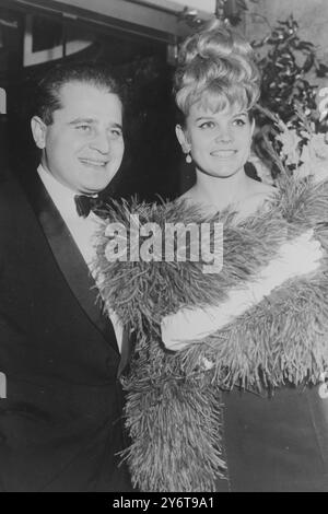 SCHAUSPIELERIN CARROLL BAKER MIT JACK GARFEIN BEI DER EL CID PREMIERE IN NEW YORK AM 17. DEZEMBER 1961 Stockfoto