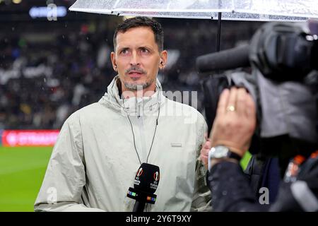 Frankfurt, Deutschland 26. September 2024: Europa League - 2024/2025 - Eintracht Frankfurt vs. FC Viktoria Pilsen im Bild: Trainer Dino Toppmöller/Toppmoeller (Frankfurt) beim Fernsehinterview mit dem Sender RTL mit Mikrofon in der Hand. Stockfoto