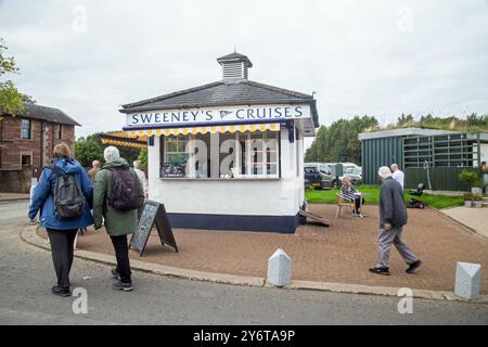 Balloch, Alexandria, West Dumbartonshire, Schottland, 17. September, 2024, Leute in der Nähe des Ticketschalters von Sweeny's Cruises. Stockfoto