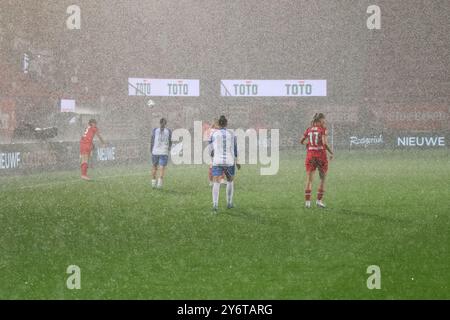 Enschede, Niederlande. September 2024. Enschede, Niederlande, 26. September 2024: Es regnet während des UEFA Women's Champions League Runde 2 Qualifikationsspiels zwischen dem FC Twente und Osijek in de Grolsch Veste in Enschede, Niederlande. (Leiting Gao/SPP) Credit: SPP Sport Press Photo. /Alamy Live News Stockfoto