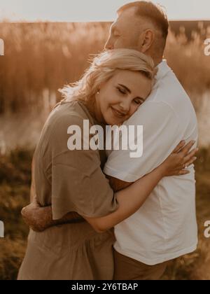 Glückliche verheiratete Paare reifer Menschen zusammen für lange Zeit, Geheimnis starker Familienbeziehungen, fröhlicher, fröhlicher Ehemann und Ehefrau in Harmonie Stockfoto