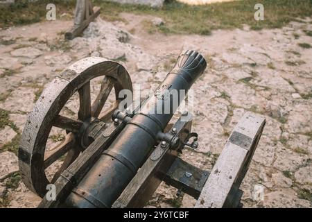 Kanone auf einer Kutsche auf einem Sockel aus weißem Stein in der Nähe des Arsenalgebäudes in Mirow Castle. Standorte in Polen. Architektur des Welttourismus. Stockfoto