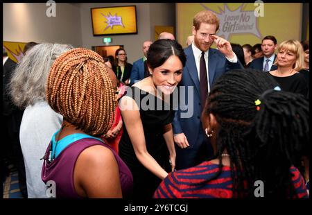 London, Großbritannien. April 2018. Image © lizenziert für Parsons Media. 19/04/2018. London, Vereinigtes Königreich. Prinz Harry und Meghan Markle nehmen an CHOGM Teil. Prinz Harry und Meghan Markle begleiten den Außenminister Boris Johnson beim CHOGM Women's Empowerment-Empfang, der vom Außenminister der Royal Aeronautical Society während des Commonwealth Heads of Government Meeting (CHOGM) veranstaltet wird. Foto: andrew parsons/Alamy Live News Stockfoto