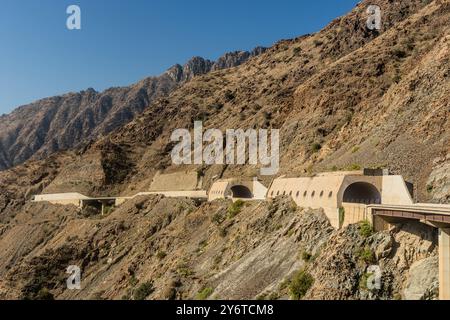 Tunnel und Galerien an der King Fahd Road in den Sarawat Bergen bei Al Baha, Saudi Arabien Stockfoto