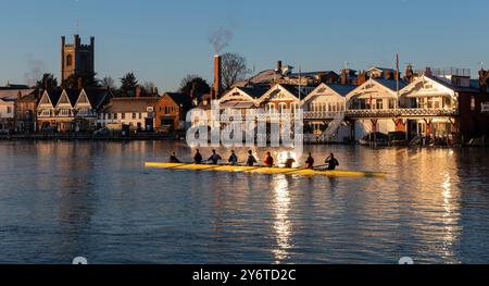 Das frühe Rudertraining für Herren 8 an kalten Wintermorgen Henley-on-Thames Oxfordshire England Großbritannien Stockfoto