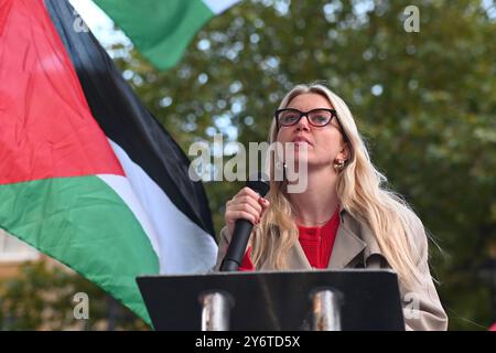 LONDON, ENGLAND: 26. September 2024: Der Protestler fordert die britische Regierung auf, einen vollständigen Waffenstillstand und eine #StopArmingIsrael-Demonstration gegenüber der Downing Street zu fordern. Quelle: Siehe Li/Picture Capital/Alamy Live News Stockfoto