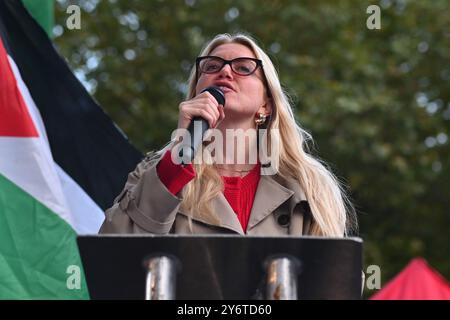 LONDON, ENGLAND: 26. September 2024: Der Protestler fordert die britische Regierung auf, einen vollständigen Waffenstillstand und eine #StopArmingIsrael-Demonstration gegenüber der Downing Street zu fordern. Quelle: Siehe Li/Picture Capital/Alamy Live News Stockfoto