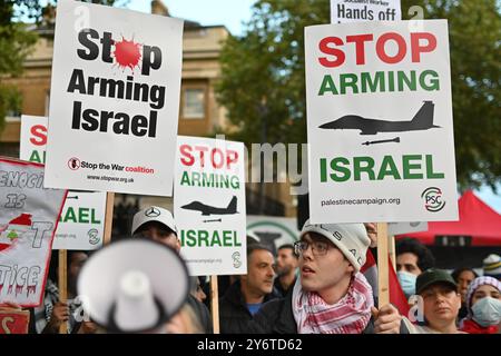 LONDON, ENGLAND: 26. September 2024: Der Protestler fordert die britische Regierung auf, einen vollständigen Waffenstillstand und eine #StopArmingIsrael-Demonstration gegenüber der Downing Street zu fordern. LONDON, ENGLAND: 26. September 2024: Der Protestler fordert die britische Regierung auf, einen vollständigen Waffenstillstand und eine #StopArmingIsrael-Demonstration gegenüber der Downing Street zu fordern. Quelle: Siehe Li/Picture Capital/Alamy Live News Stockfoto