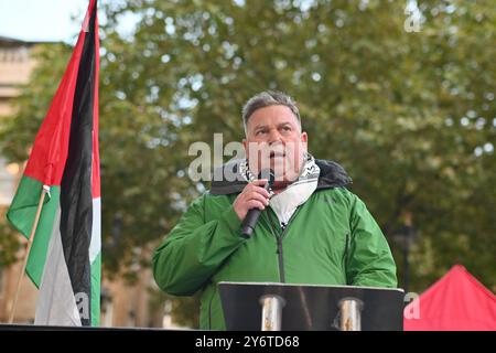 LONDON, ENGLAND: 26. September 2024: Der Protestler fordert die britische Regierung auf, einen vollständigen Waffenstillstand und eine #StopArmingIsrael-Demonstration gegenüber der Downing Street zu fordern. LONDON, ENGLAND: 26. September 2024: Der Protestler fordert die britische Regierung auf, einen vollständigen Waffenstillstand und eine #StopArmingIsrael-Demonstration gegenüber der Downing Street zu fordern. Quelle: Siehe Li/Picture Capital/Alamy Live News Stockfoto