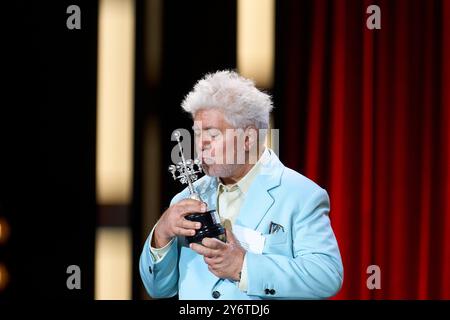 26. September 2024, Madrid, Spanien: Pedro Almodovar erhält den Donosti-Preis während des 72. San Sebastian International Film Festival im Kursaal Palace. (Kreditbild: © Jack Abuin/ZUMA Press Wire) NUR REDAKTIONELLE VERWENDUNG! Nicht für kommerzielle ZWECKE! Stockfoto