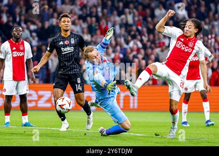 Amsterdam, Niederlande. September 2024. AMSTERDAM, 26.09.2024, JohanCruijff Arena, Fußball, UEFA Europa League, Staffel 2024/2025, während des Spiels Ajax – Besiktas, Ajax Spieler Kian Fitz-Jim und Besiktas Torhüter Mert Gunok Credit: Pro Shots/Alamy Live News Stockfoto