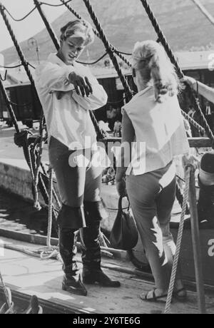 SEAN FLYNN – SOHN VON CAPTAIN BLOOD – ERROL FLYNN TRIALS ON SHIRT 17. NOVEMBER 1961 Stockfoto