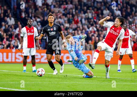 Amsterdam, Niederlande. September 2024. AMSTERDAM, 26.09.2024, JohanCruijff Arena, Fußball, UEFA Europa League, Staffel 2024/2025, während des Spiels Ajax – Besiktas, Ajax Spieler Kian Fitz-Jim und Besiktas Torhüter Mert Gunok Credit: Pro Shots/Alamy Live News Stockfoto