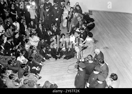 DER INDISCHE PREMIERMINISTER SHRI JAWAHARLAL PANDIT NEHRU – PRESSEKONFERENZ IN NEW YORK AM 13. NOVEMBER 1961 Stockfoto