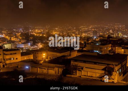 Nächtliche Luftaufnahme von Abha, Saudi-Arabien Stockfoto