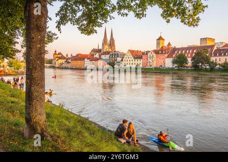 Regensburg, Deutschland - 18. September 2024: Regensburg in Deutschland, Blick auf die Altstadt mit Donau im Vordergrund Stockfoto