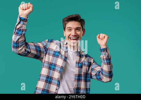 Aktiver positiver Mann, der auf blauem Hintergrund tanzt. Lustiger Tanz, tolle Stimmung Stockfoto
