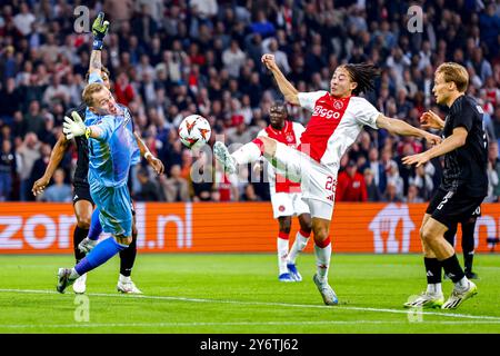 Amsterdam, Niederlande. September 2024. AMSTERDAM, 26.09.2024, JohanCruijff Arena, Fußball, UEFA Europa League, Staffel 2024/2025, während des Spiels Ajax – Besiktas, Ajax Spieler Kian Fitz-Jim und Besiktas Torhüter Mert Gunok Credit: Pro Shots/Alamy Live News Stockfoto