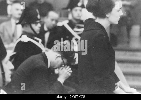 JOSETTE BAUER MIT EHEMANN RICHARD IM MORDPROZESS IN GENF / 13. OKTOBER 1961 Stockfoto