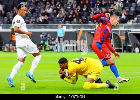 Frankfurt, Deutschland 26. September 2024: Europa League - 2024/2025 - Eintracht Frankfurt gegen FC Viktoria Pilsen im Bild: Torwart Kaua (Frankfurt) klaert in letzter Sekunde vor dem heranstuermenden Lukas Cerv (Pilsen). Stockfoto