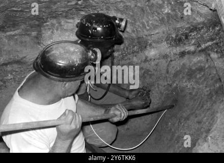 ARBEITER AFRIKANER STECKSICHERUNGEN - BERGLEUTE - GOLDMINE - JOHANNESBURG, SÜDAFRIKA 13. OKTOBER 1961 Stockfoto