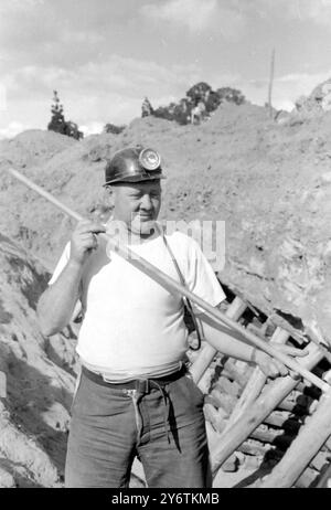 ARBEITER AFRIKANER STECKEN SICHERUNGEN - BERGLEUTE - GOLDMINE - JOHANNESBURG, SÜDAFRIKA 13. OKTOBER 1961 Stockfoto